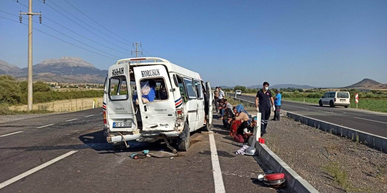 Konya'da tarım işçilerini taşıyan minibüsle otomobil çarpıştı: 6 yaralı