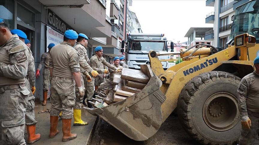 Arhavi'de hasar tespit ve temizlik çalışmaları devam ediyor