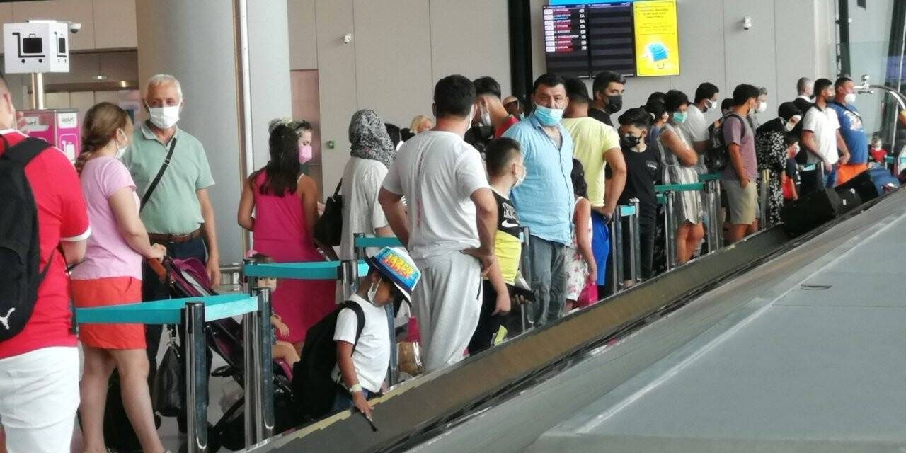İstanbul Havalimanı’nda bayram dönüşü hareketliliği