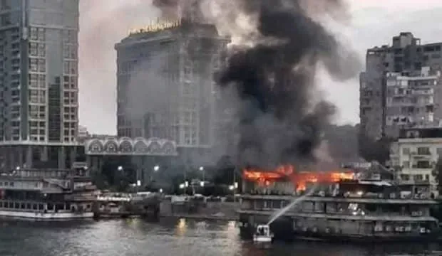 Nil Nehri’nde gemi alev alev yandı