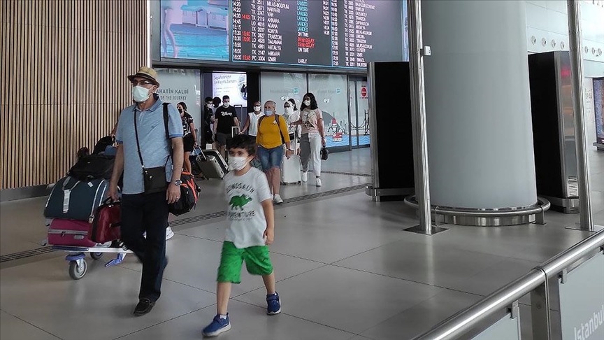 İstanbul'daki havalimanlarında Kurban Bayramı tatili dönüş yoğunluğu devam ediyor