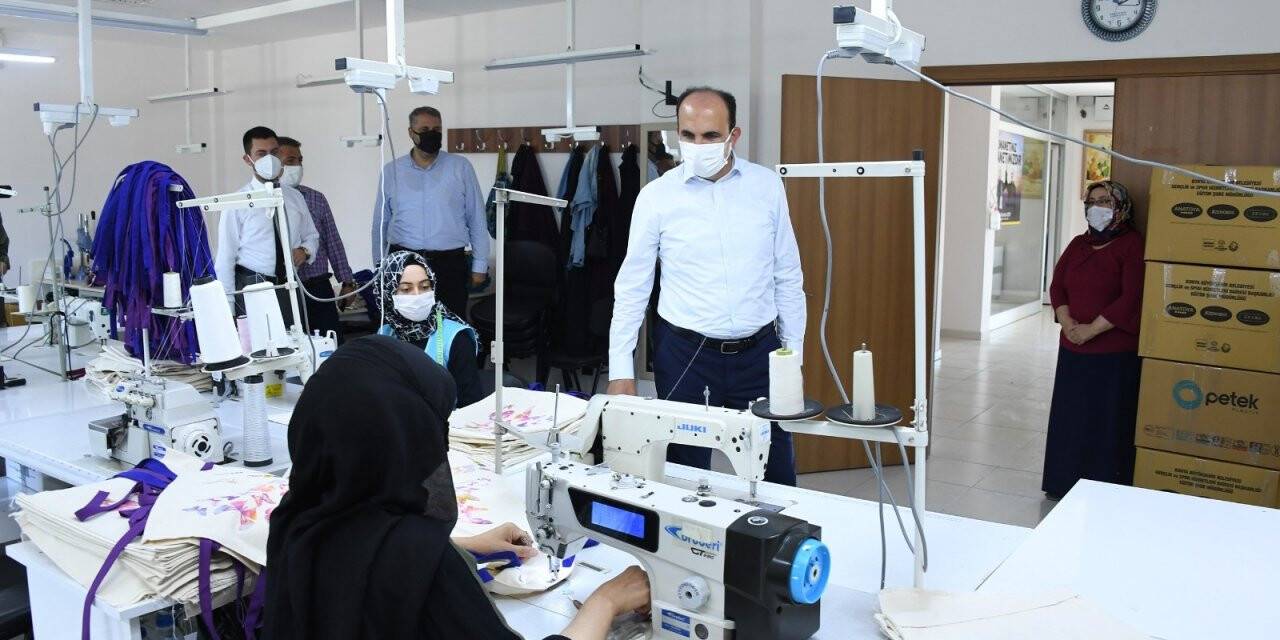 Başkan Altay KOMEK’te üretim yapan kursiyerlerle buluştu