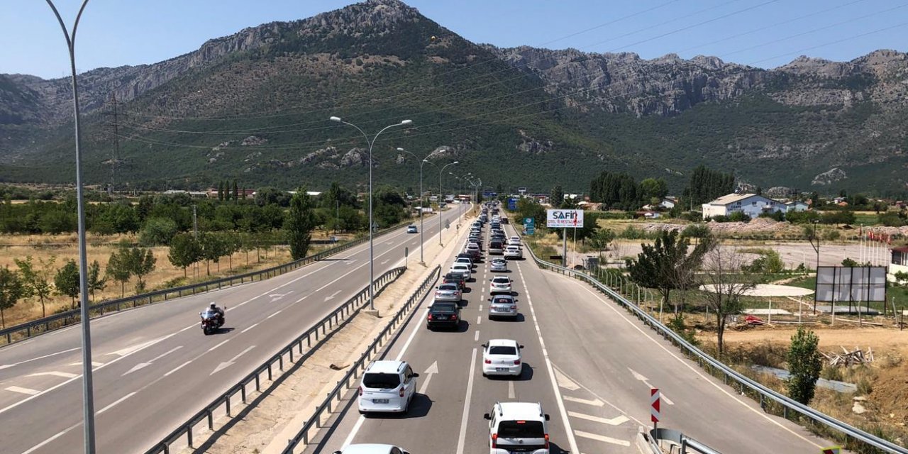 Konya - Antalya kara yolunda  bayram tatilinden dönüş yoğunluğu