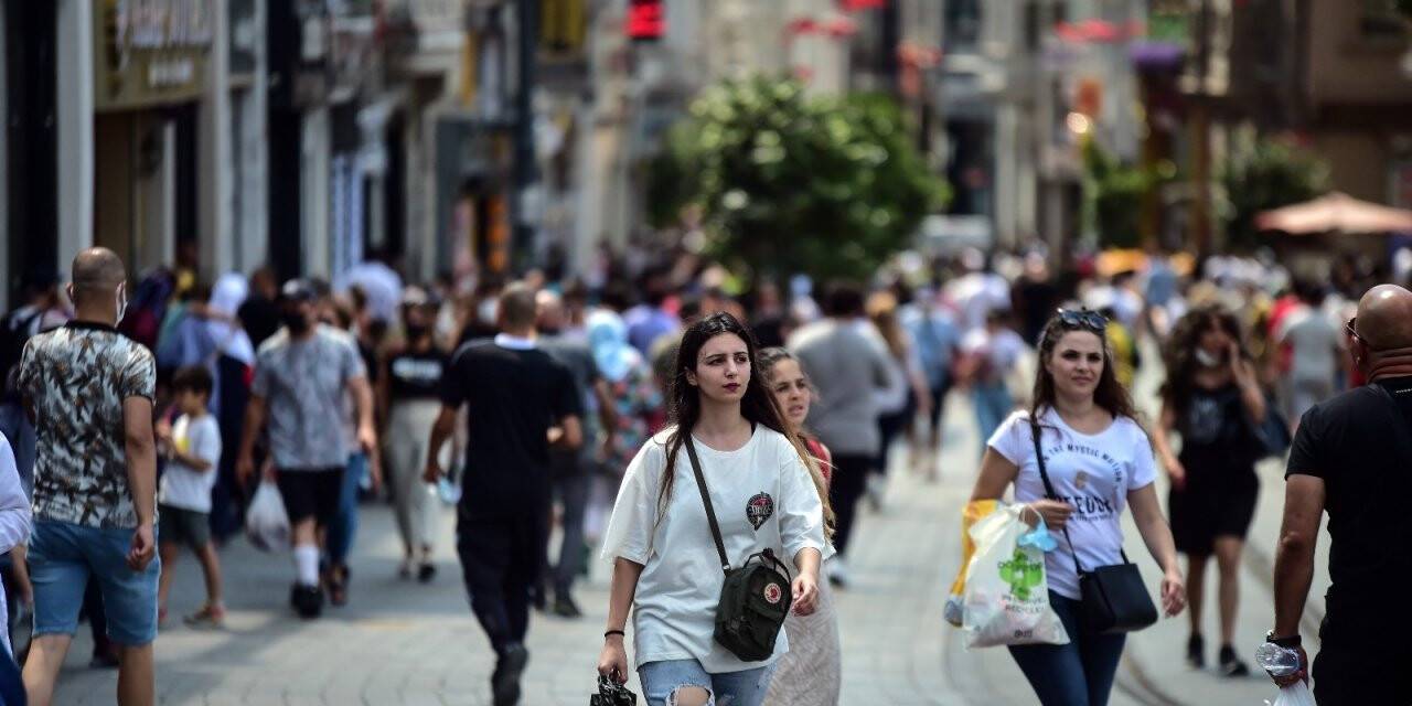 Taksim’de koronavirüs unutuldu