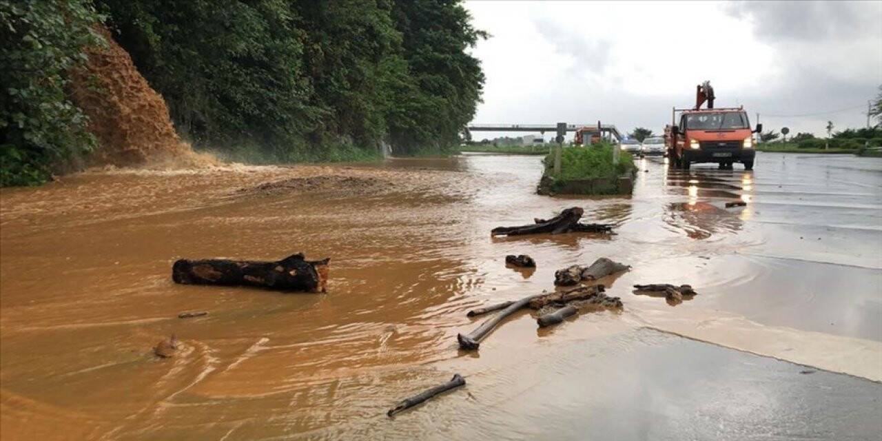 Rize'nin Pazar ilçesinde dere taştı