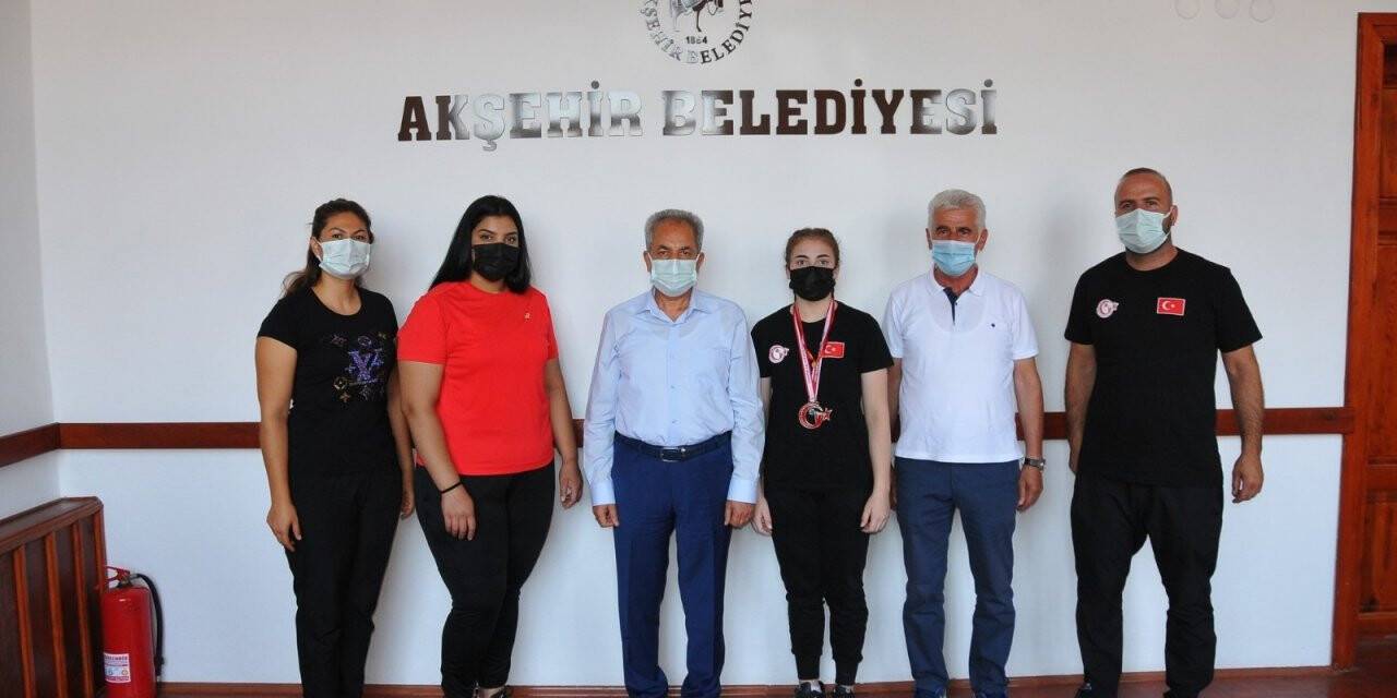 Başkan Akkaya’dan başarılı sporcuya hediye