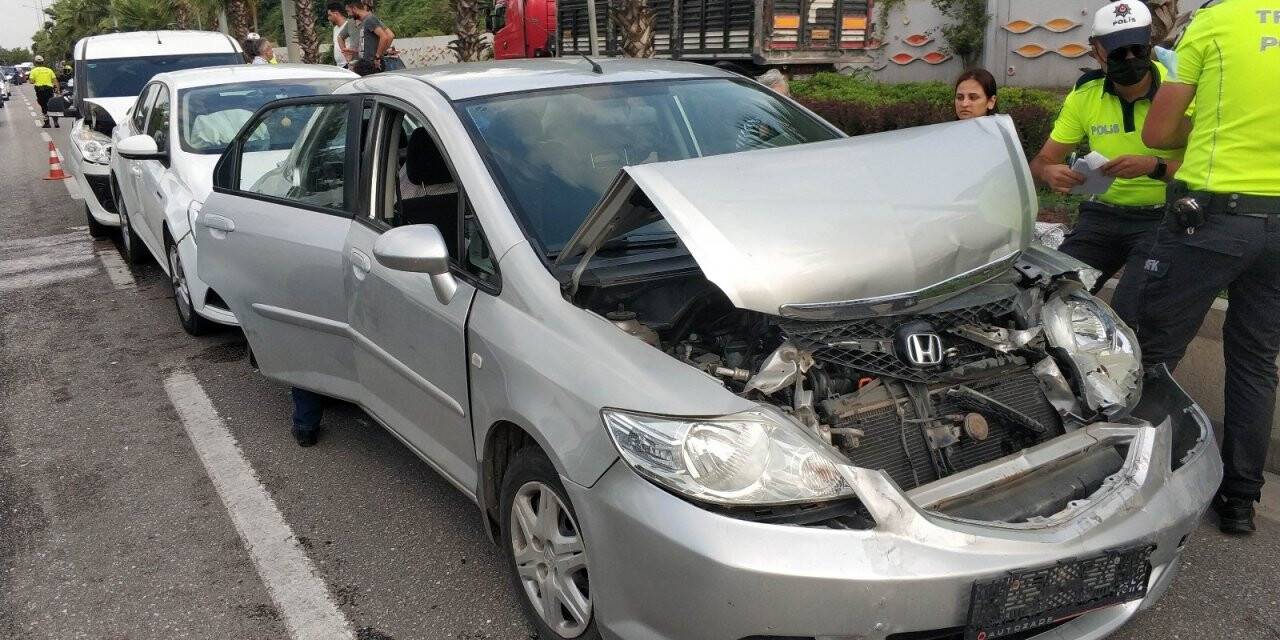 4 aracın karıştığı zincirleme kazada 1 polis yaralandı