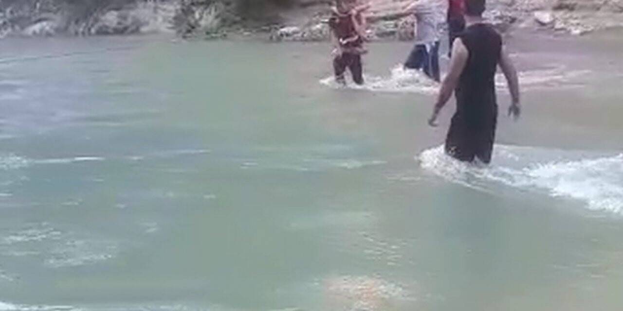 Piknik yaparken sular yükseldi, vatandaşlar mahsur kaldı
