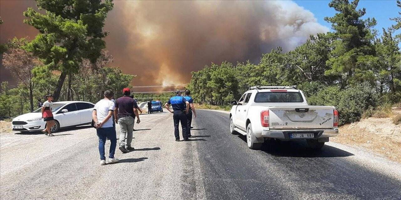 Manavgat’ta hızla büyüyen yangın yerleşim alanlarına indi