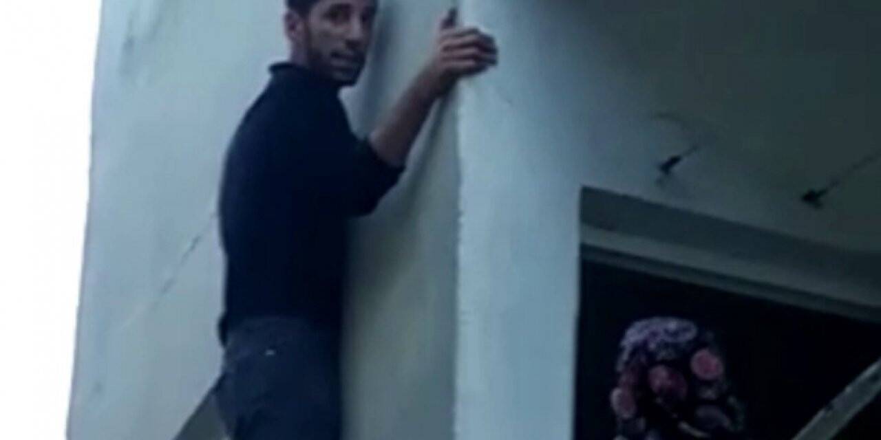 Pencerede mahsur kalan hırsız ev sahibine yalvardı