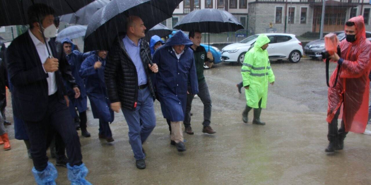 İçişleri Bakanı Süleyman Soylu Güneysu’daki afet bölgesinde incelemelerde bulundu