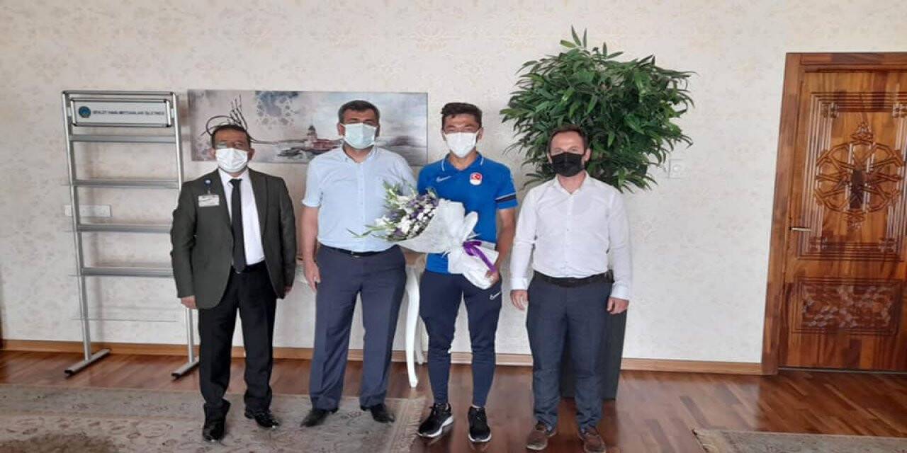 Ahmet Örken çiçeklerle karşılandı