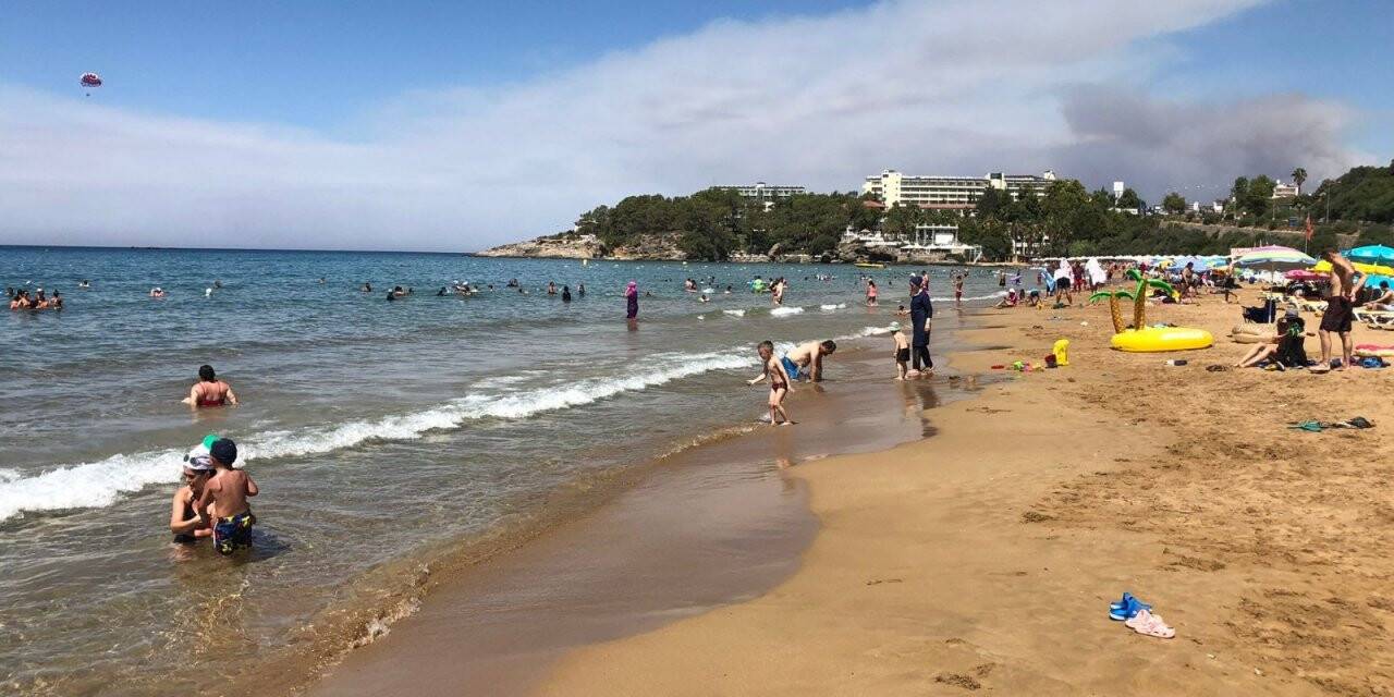 Manavgat’taki yangın Alanya sahillerinden görülüyor