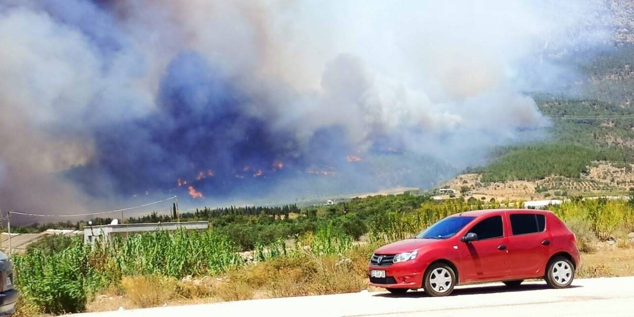 Mersin’in 2 ilçesindeki yangınlar sürüyor