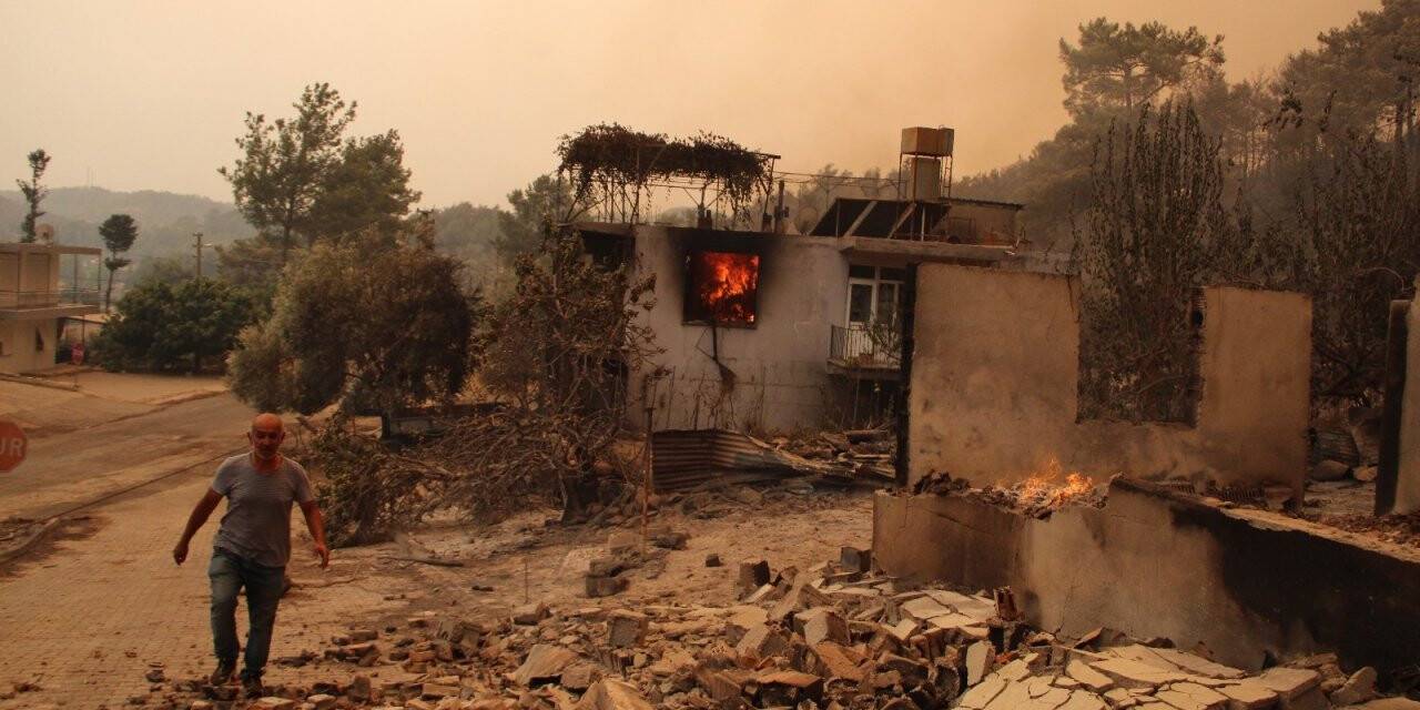 Yanan ahırlardan hayvanlarını traktörlerle taşıdılar