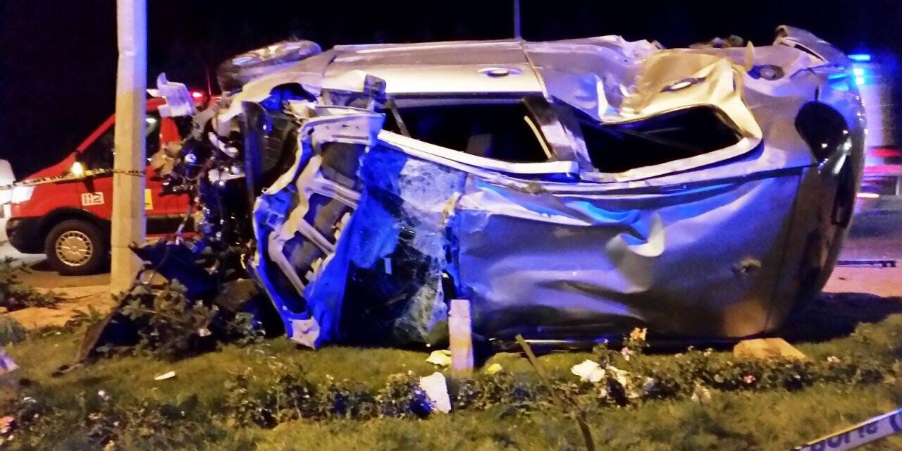 Hurdaya dönen otomobildeki 6 kişi kazadan yaralı kurtuldu