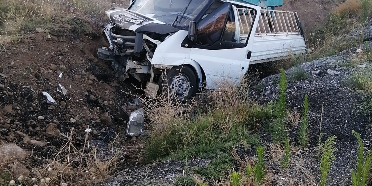 Konya'da yoldan çıkan kamyonet tepeye çarptı!