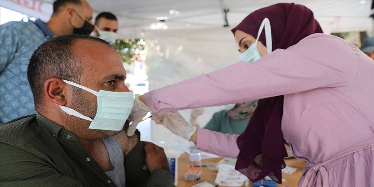 İlk doz aşısını yaptırmayanların sayısı 21 milyon 585 bin 60’a indi