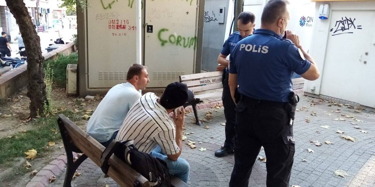 Yaktığı evini bankta oturup izledi