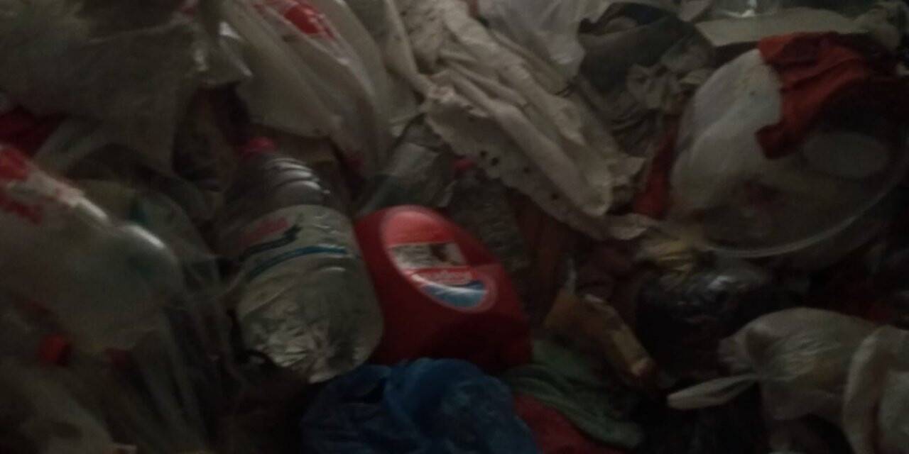 60 yaşındaki kadının evinden 4 kamyon çöp çıktı