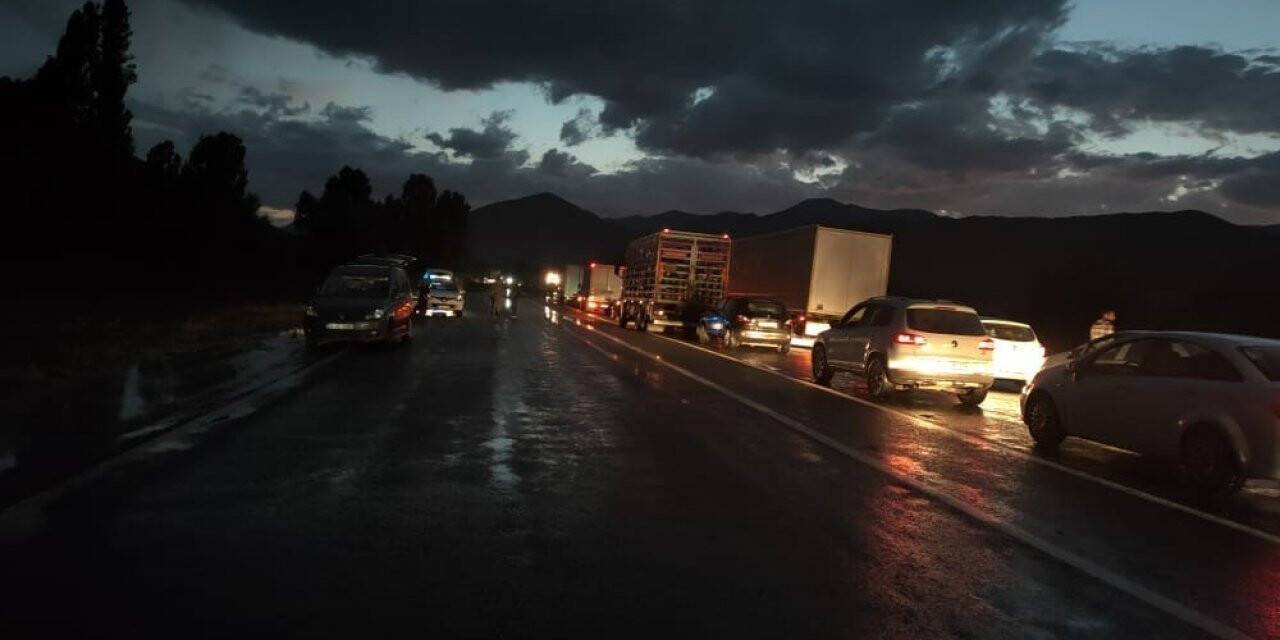 Sağanak yağış sele neden oldu, karayolu ulaşıma kapandı