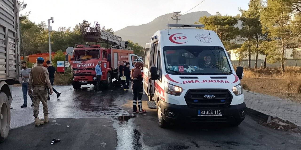 Yangın bölgesinde freni boşalan itfaiye aracı tıra çarptı, iki itfaiye eri yaralandı
