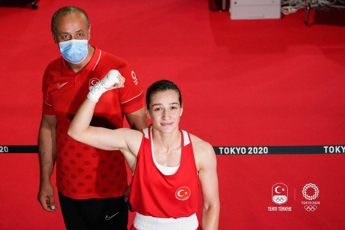 Milli boksör Buse Naz Çakıroğlu, çeyrek finalde rakibini yenerek yarı finale yükseldi