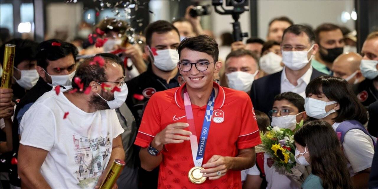 Olimpiyat şampiyonu Mete Gazoz alkışlarla karşılandı