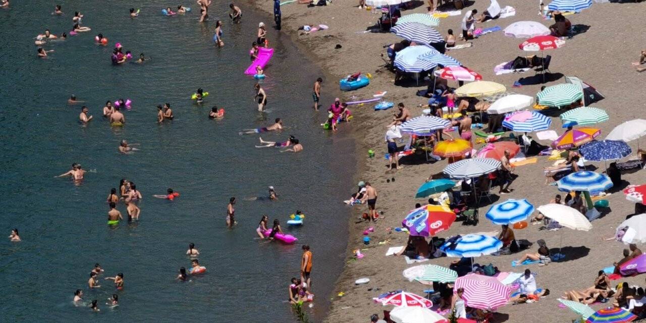 Hava sıcaklığı 28 dereceye ulaştı, vatandaş plaja akın etti