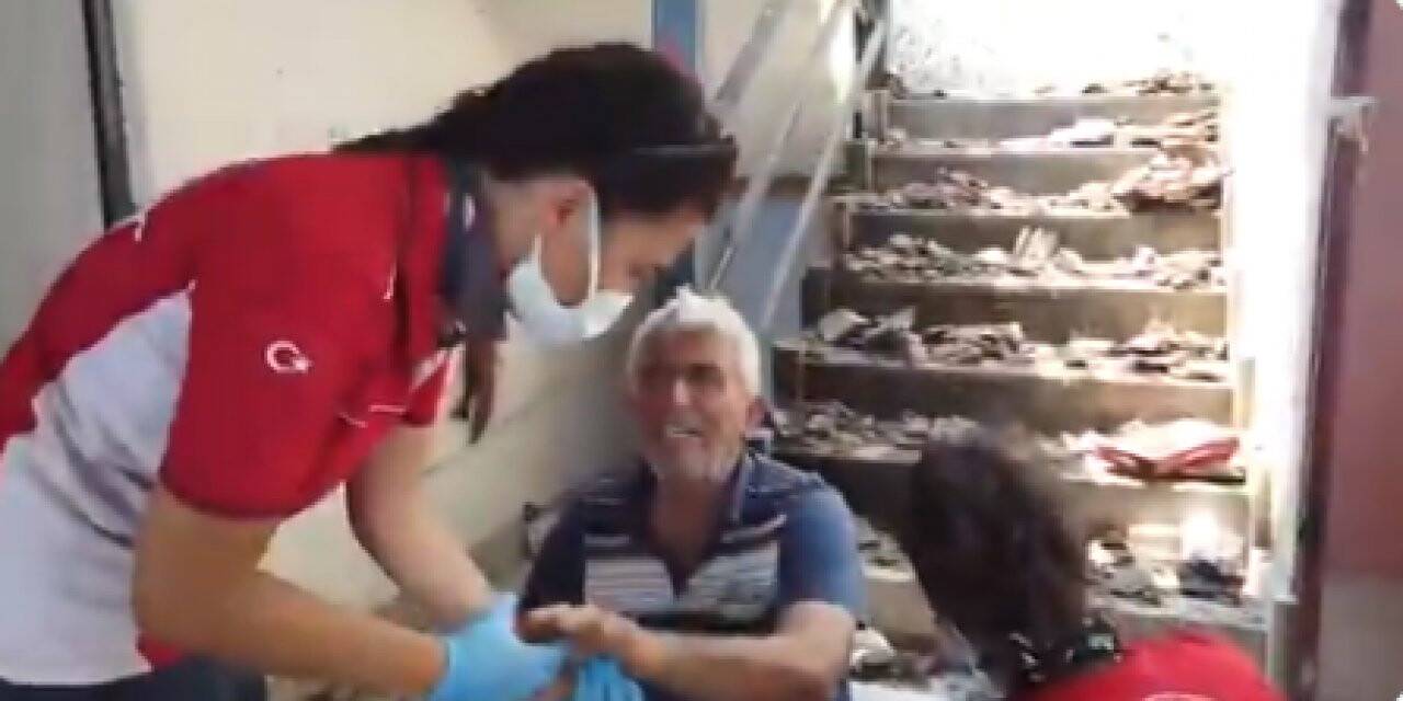 Bakan Koca, yangın bölgelerinde görev alan gönüllü UMKE personelini paylaştı