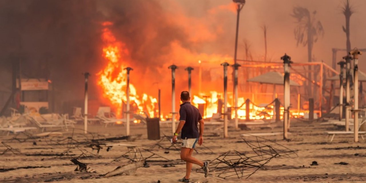 İtalya’da tatilciler yangın nedeniyle tahliye edildi