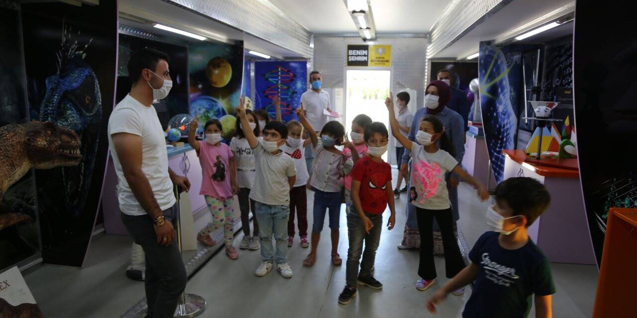 Konya Büyükşehir Belediyesinin Bilim Tırı Halkapınar'a geldi