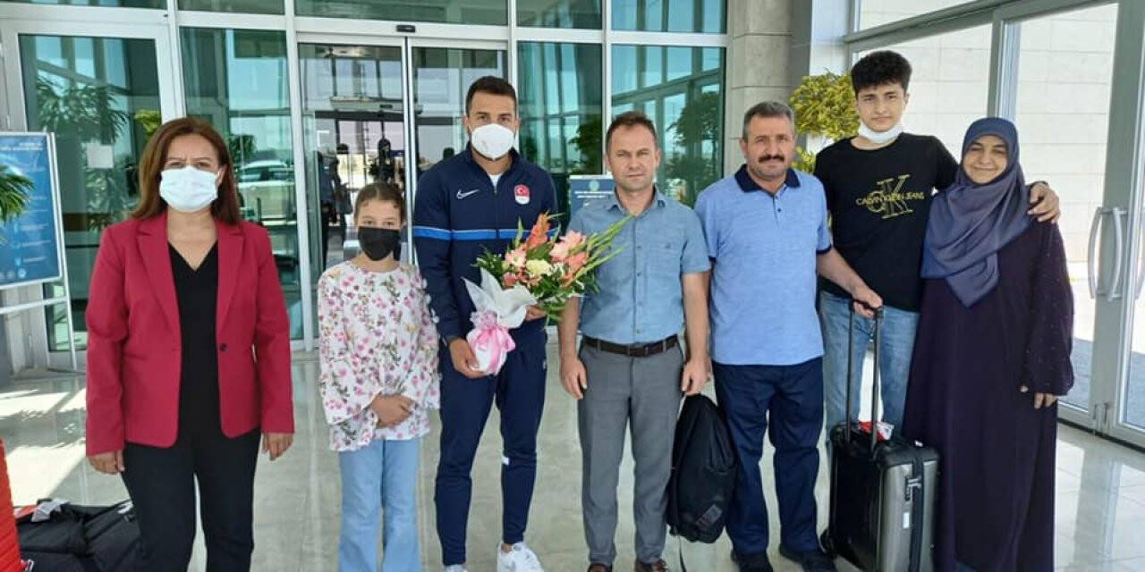 Konyalı sporcular çiçeklerle karşılandı