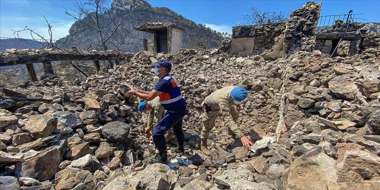 Akseki'de yangında zarar gören evlerin enkazını kaldırma çalışmalarına askerler de katılıyor