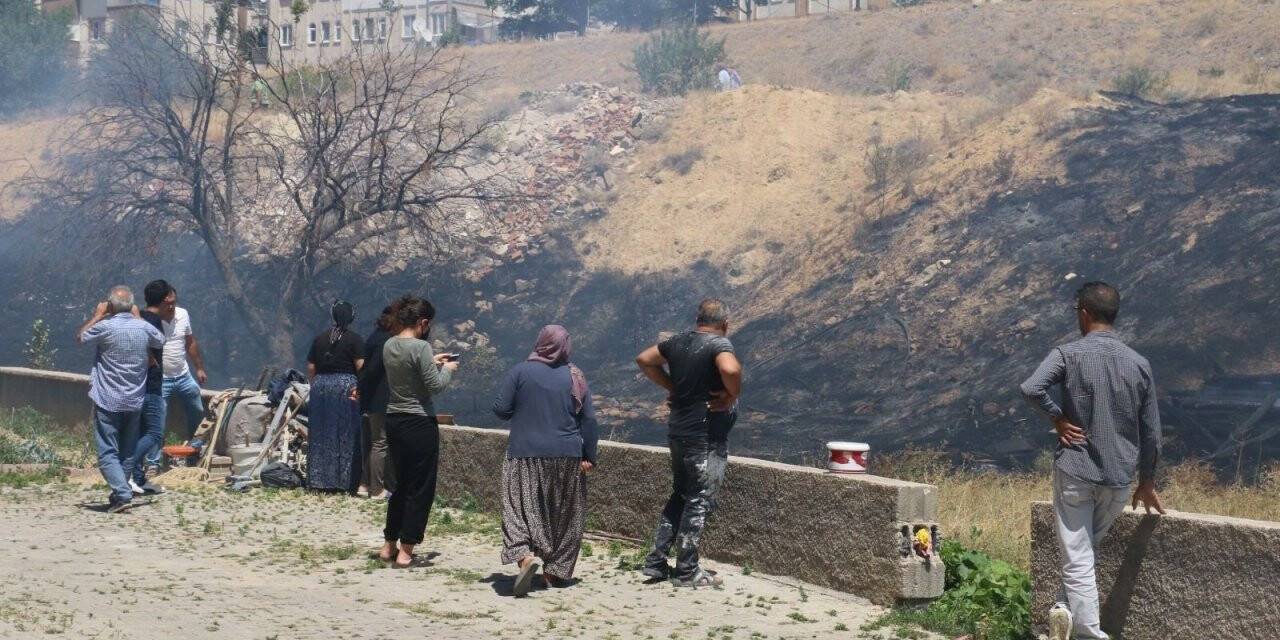 Vatandaşlar yangına kova ile su taşıdılar
