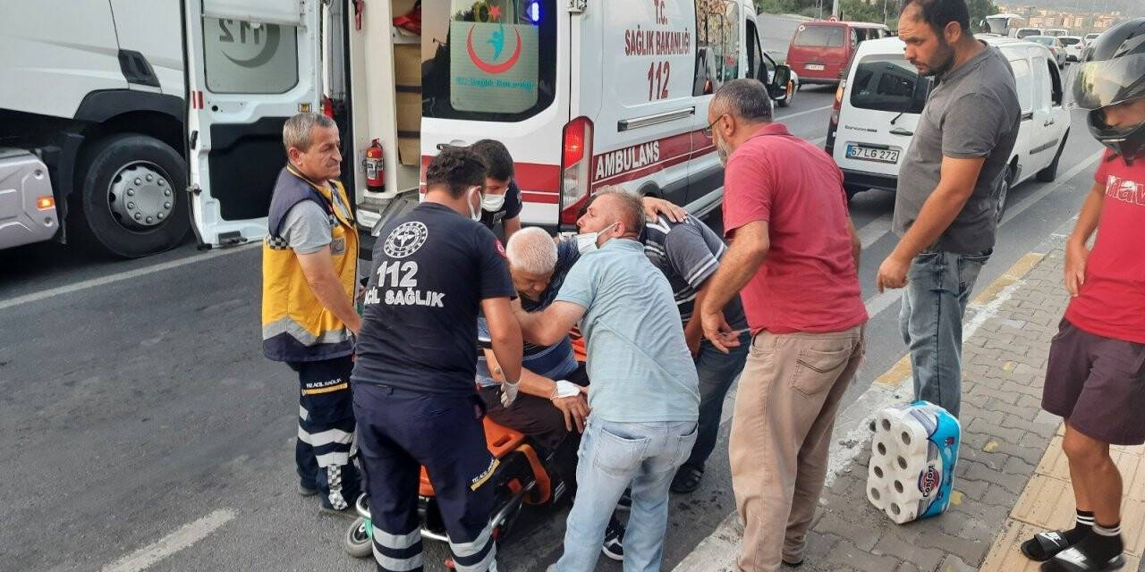 Moto kurye, yolun karşısına geçmek isteyen adama çarpıp kaçtı