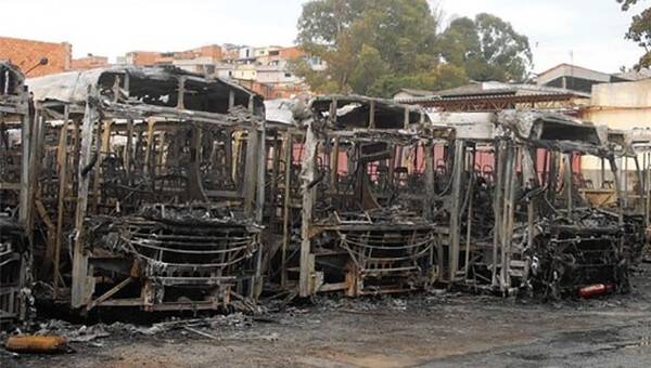 34 otobüsü ateşe verdiler