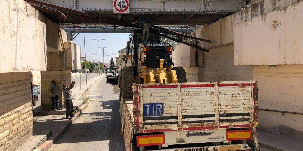 İş makinesi yüklü tır, alt geçide sıkıştı