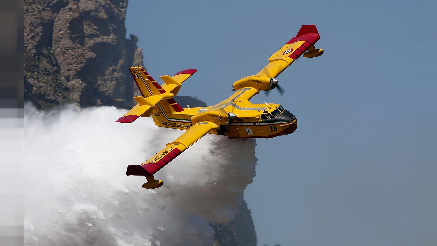 Orman yangınlarıyla mücadelede uçaklar önemli rol üstleniyor