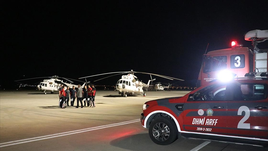 Isparta Havalimanı'na gelen 5 yangın helikopteri alevlere müdahale için hazırlıklara başladı