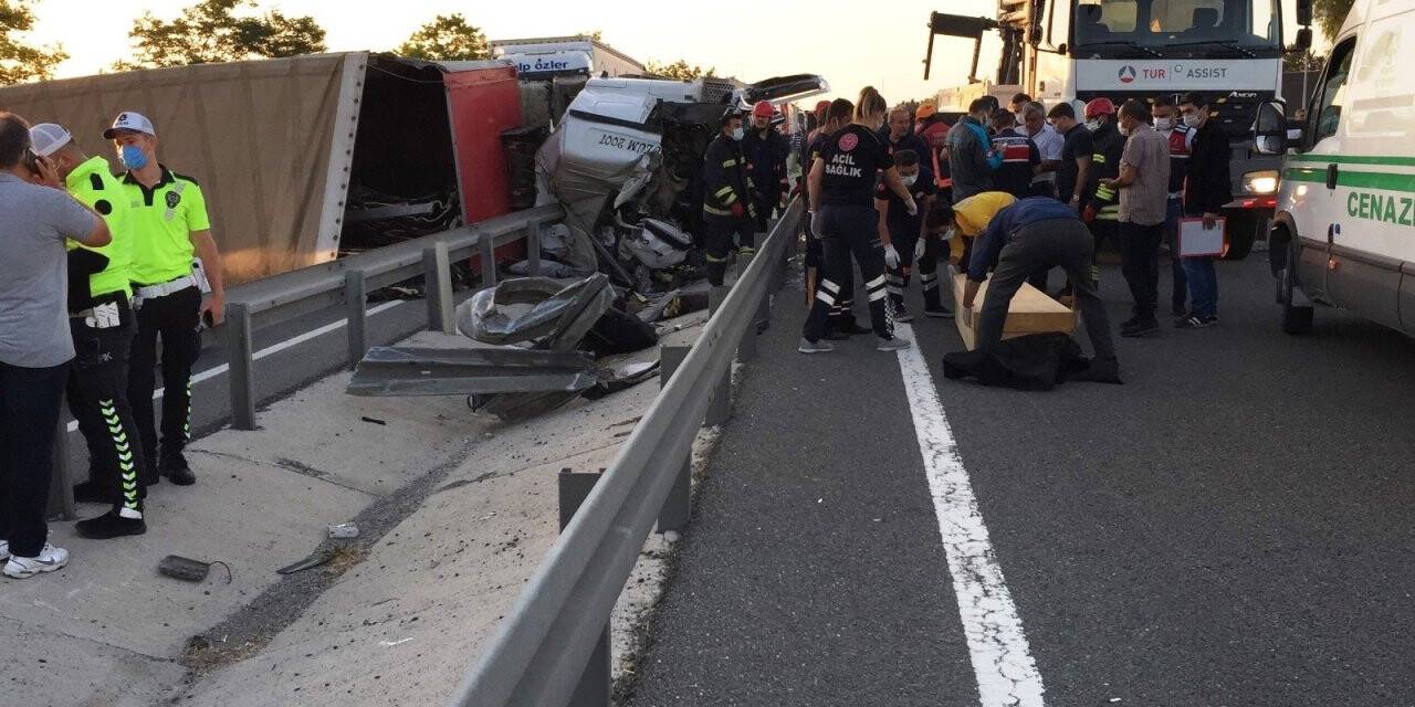 Konya'da feci kaza! Devrilen tır karayolunu kapattı, sürücü öldü
