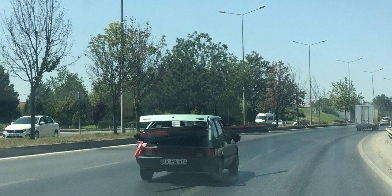 Trafikte pes dedirten görüntü
