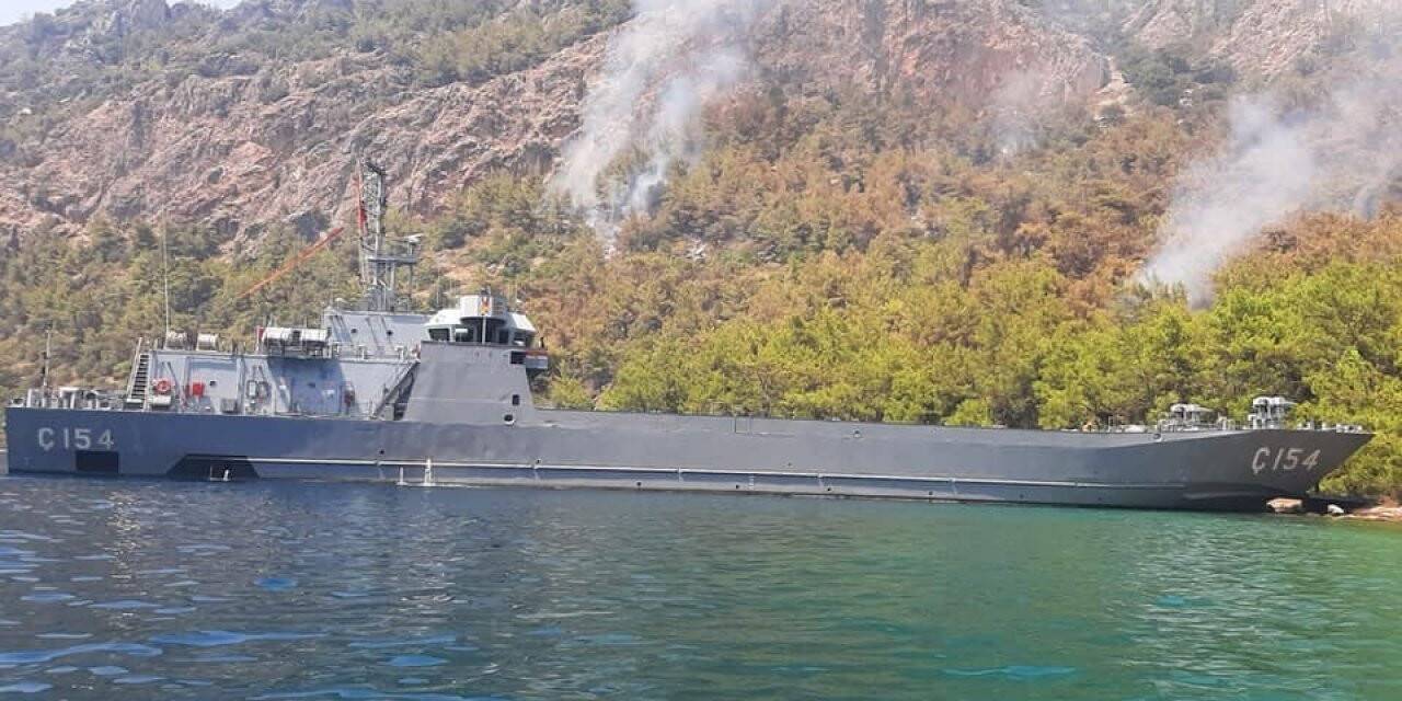 Deniz Kuvvetleri yangına müdahale ediyor