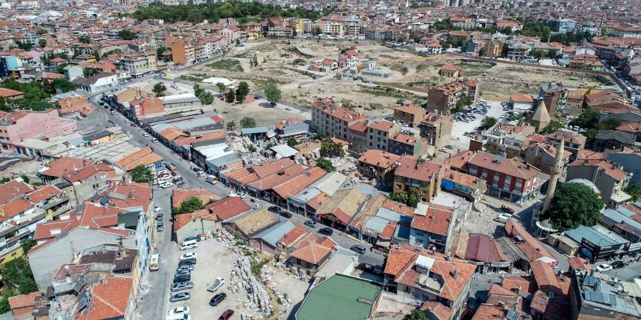 Başkan Kavuş’tan Larende Caddesi esnaflarına yer önerisi