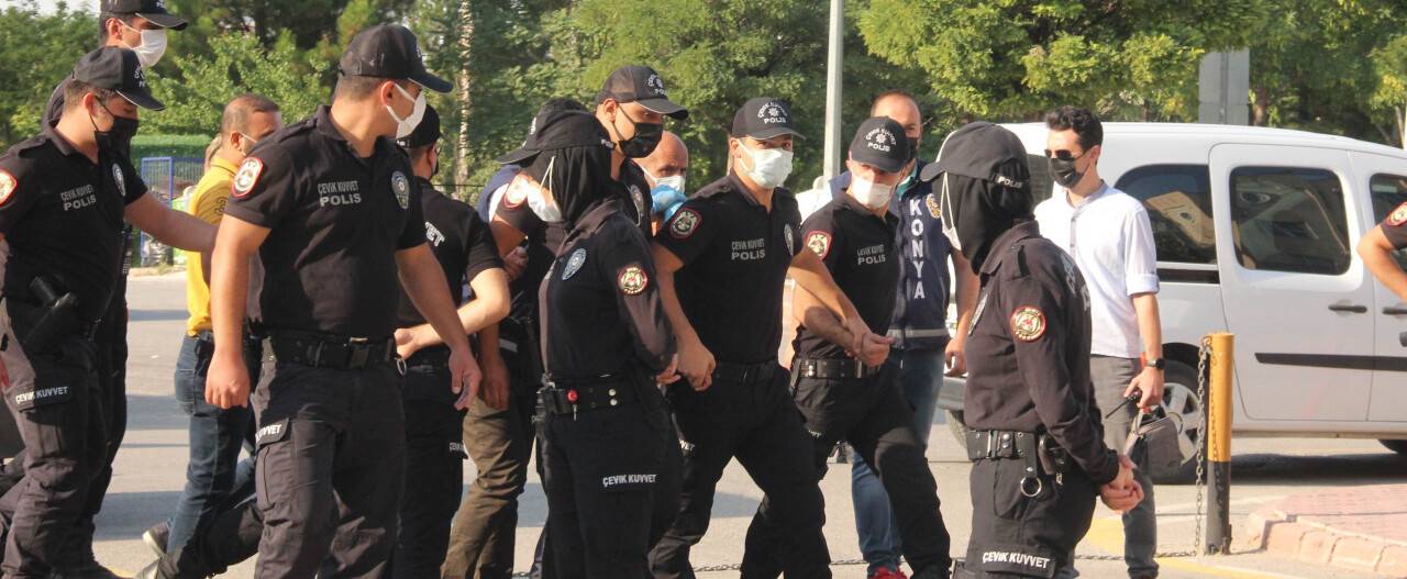 Konya’da 7 kişinin katil zanlısı adliyeye sevk edildi! Polis etten duvar ördü!
