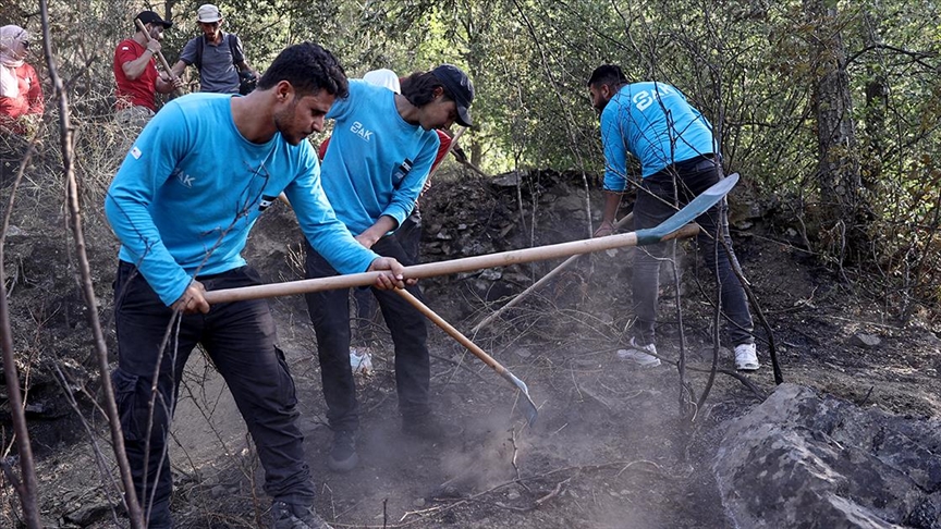 Yangın söndürme çalışmalarına Suriye Arama Kurtarma ekibi de destek oluyor