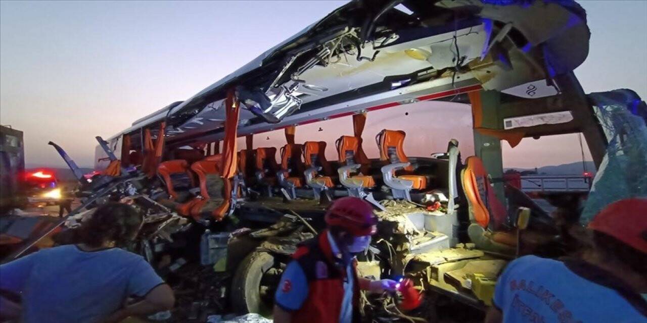 Manisa'da otobüs tıra çarptı: 9 ölü, 30 yaralı