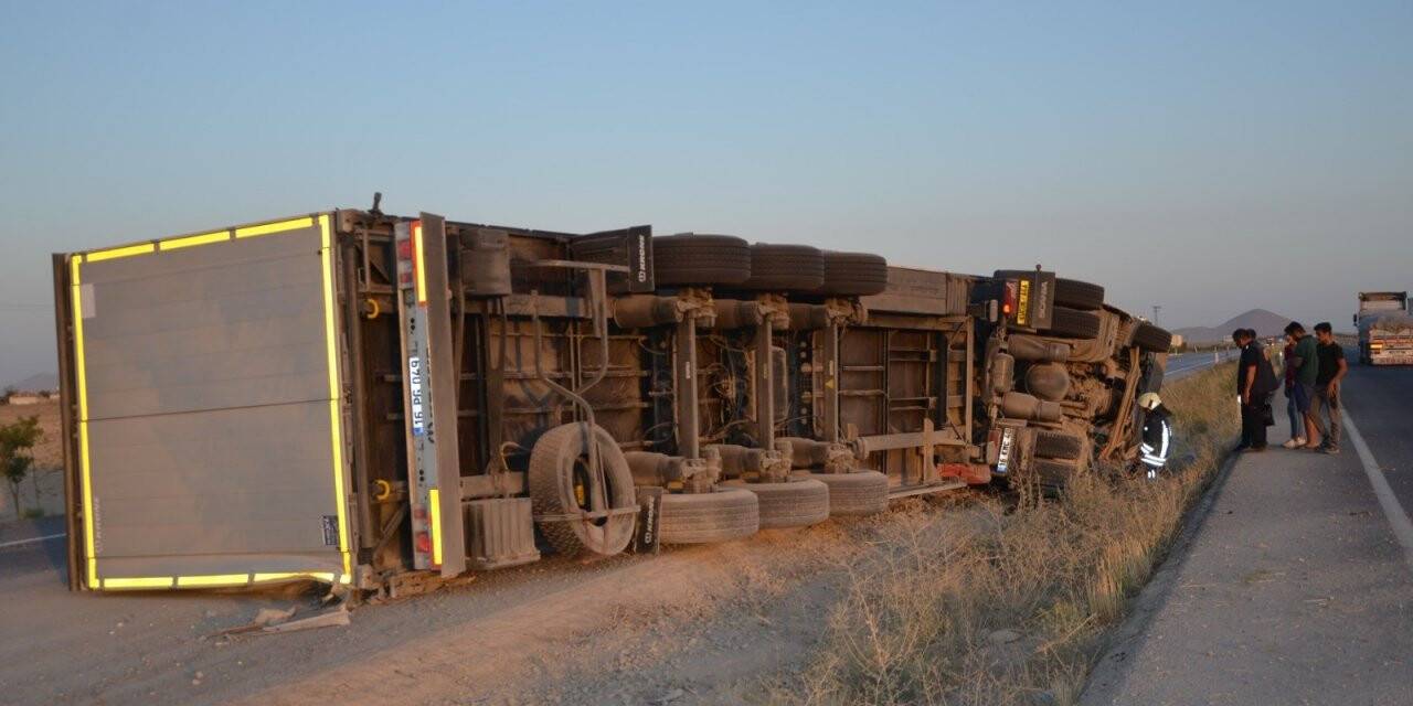Konya'da kaza! İplik yüklü tır devrildi