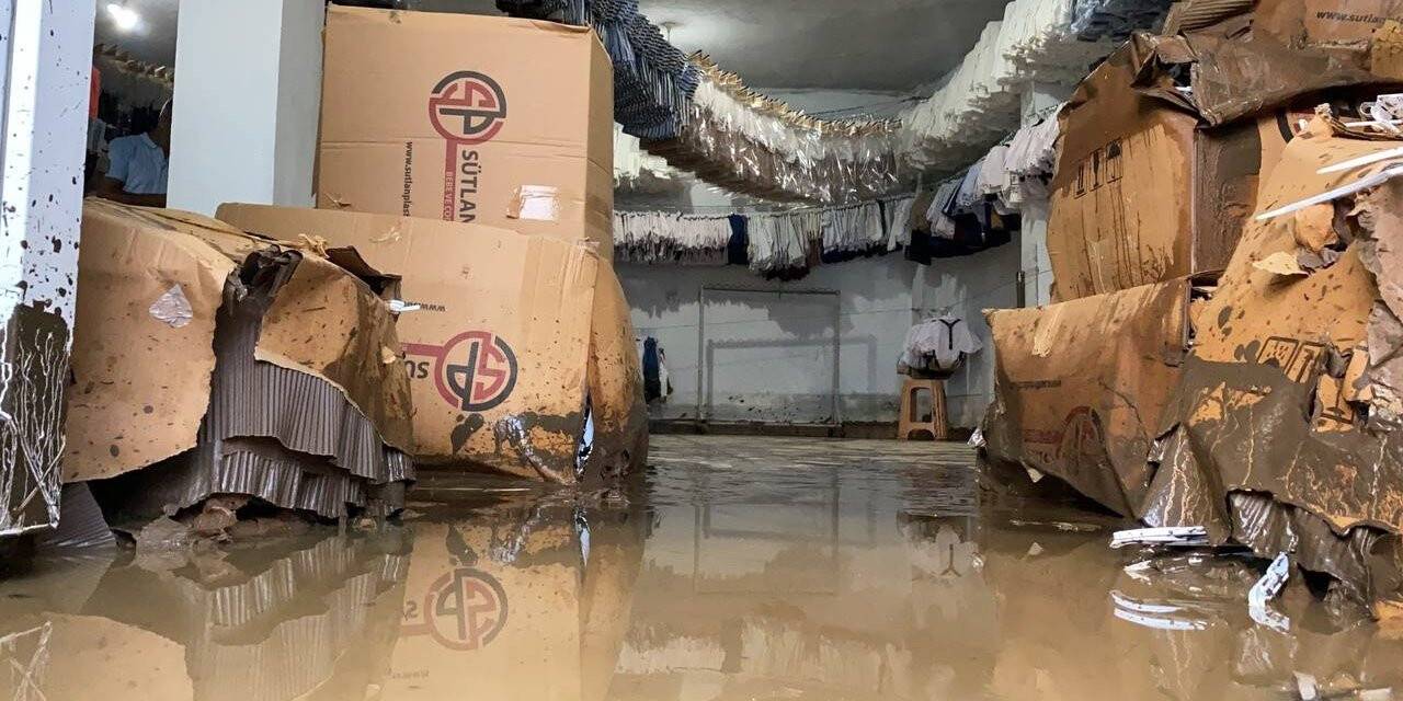 Bursa’da sel faciası: Birçok ev ve iş yerini su bastı