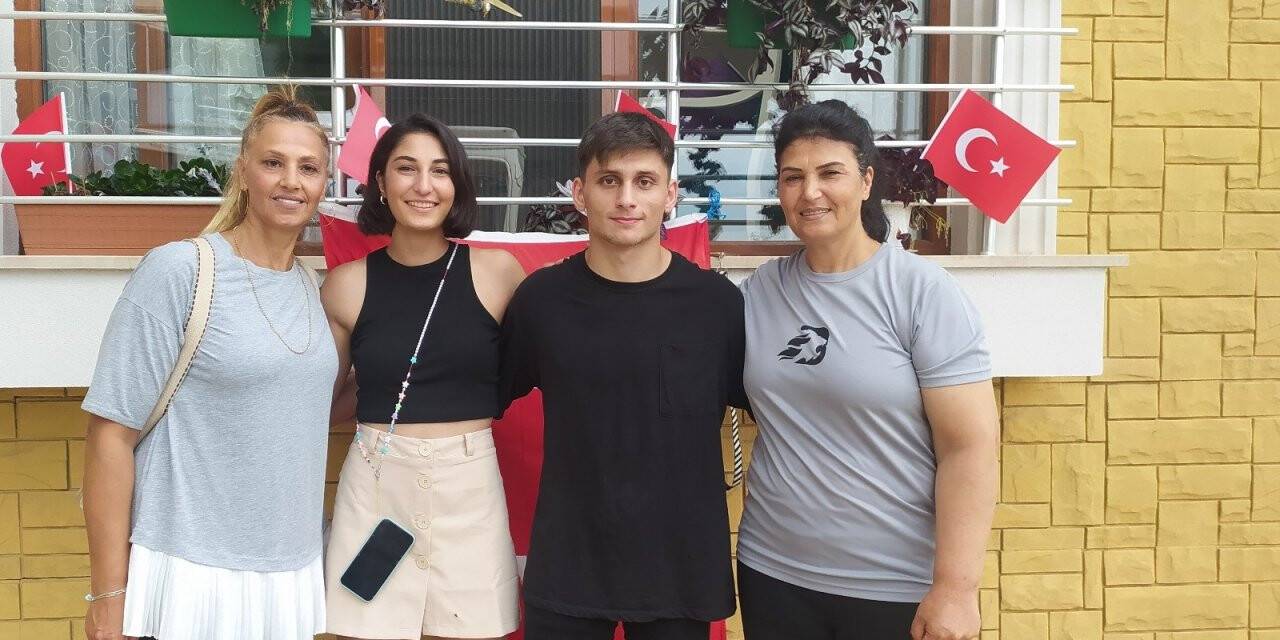 Annesi ve ikiz kardeşi Busenaz’ın olimpiyat şampiyonluğuna giden yolda verdiği mücadeleyi anlattı